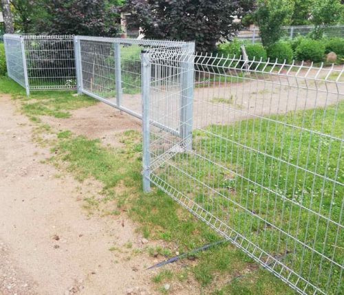 Segmentiniai vartai ir tvora